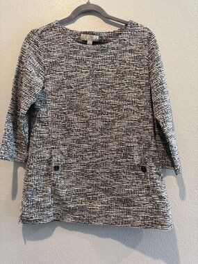 Carolyn Taylor Black and White Textured Knit Top. PTP 18”, Length 25”